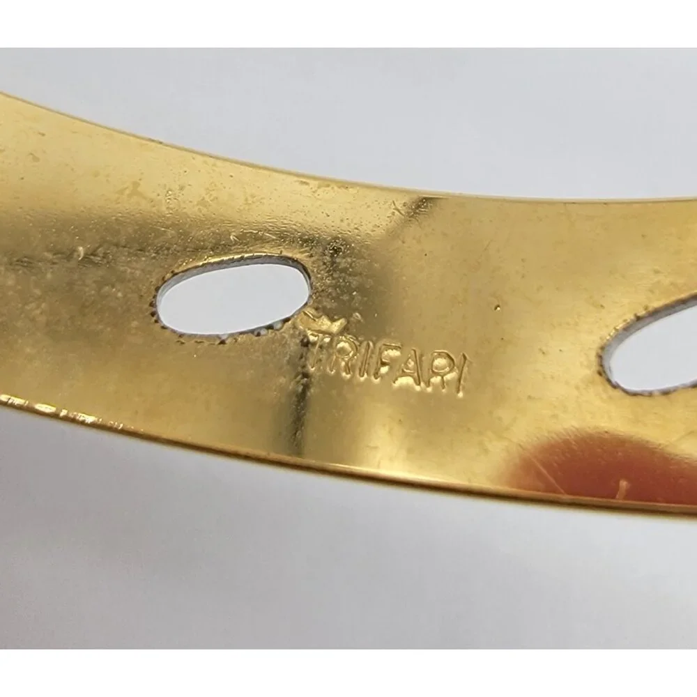 Trifari‎ Signed White And Gold Metal Enameled Bangle Bracelet
